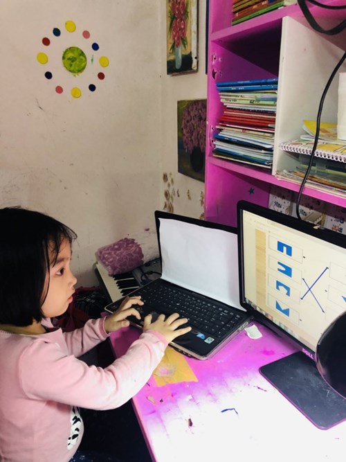 Trẻ MGL A3 tự làm bài tập tại nhà khi nghỉ dịch