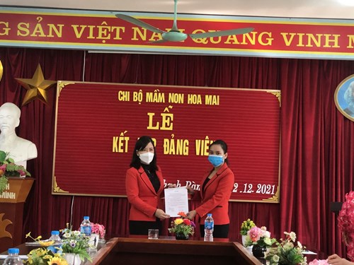 Trường mầm non Hoa Mai tổ chức Lễ kết nạp Đảng viên mới cho đồng chí Hoàng Thị Huyền