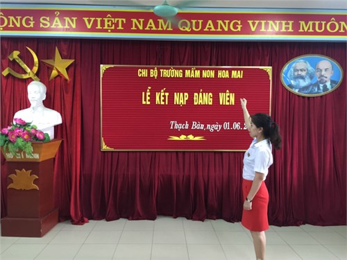 Chi bộ trường mầm non Hoa Mai tổ chức lễ kết nạp đảng viên mới
