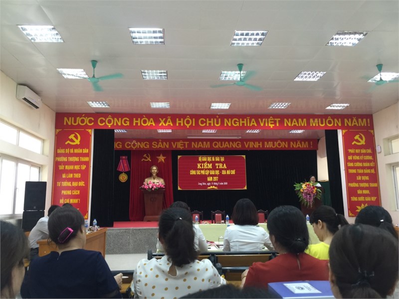 Trường mầm non Hoa Mai tham dự kiểm tra công tác phổ cập giáo dục- xóa mù chữ năm 2017 quận Long Biên