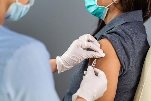 Tiêm vaccine COVID-19 giúp bảo vệ cao hơn so với bị nhiễm bệnh trước đó