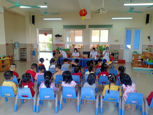 Trường mầm non Hoa Phượng phối hợp cùng Trạm y tế phường tổ chức khám sức khỏe cho học sinh