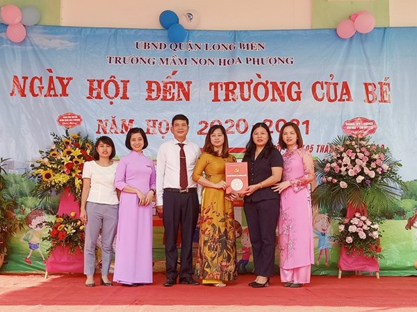 Đảng ủy - UBND phường Cự Khối tặng hoa chúc mừng năm học mới