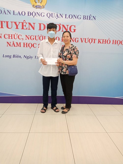 Trường mầm non Hoa Phượng vinh dự tham gia tuyên dương con CNVCLĐ vượt khó học giỏi, năm học 2021 – 2022 do LĐLĐ quận Long Biên tổ chức