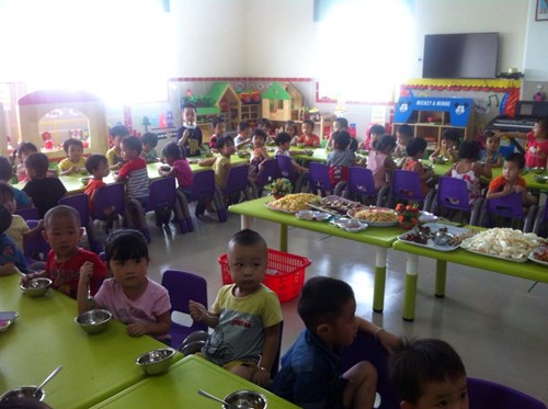 Sáng thứ 6 ngày 18/11/2016 Trường MN Hoa Phượng tổ chức ăn Butfe cho các bé chào mừng 34 năm ngày Nhà Giáo Việt Nam 20/11/2016  và Lễ đón bằng công nhận trường MN đạt chuẩn quốc gia mức độ I trong không khí ấm áp, vui vẻ.