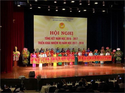 Trường MN Hoa Sen vinh dự đón nhận cờ thi đua xuất sắc của Ủy ban nhân dân Thành phố Hà Nội