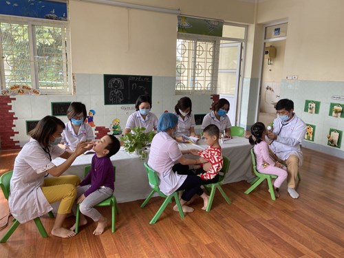 Trường Mầm non Hoa Sen tổ chức khám sức khỏe định kỳ đầu năm học cho các bé