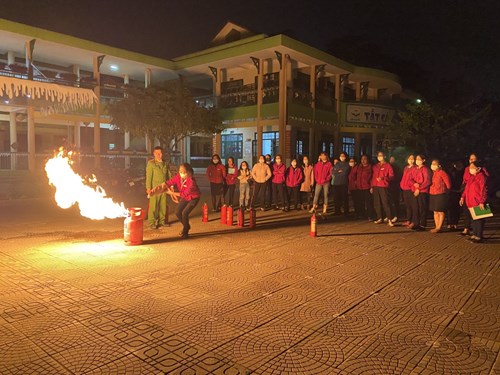 Trường Mầm non Hoa Sen tổ chức tập huấn công tác Phòng cháy chữa cháy cho Cán bộ. giáo viên, nhân viên