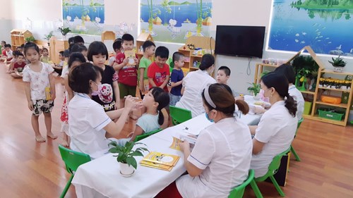 Trường Mầm non Hoa Sen tổ chức khám sức khỏe định kỳ đợt 2 cho các bé
