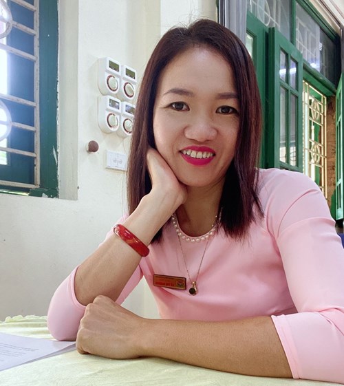 Cô giáo Lê Thị Hương không ngừng học tập trau dồi kiến thức, học hỏi kinh nghiệm từ đồng nghiệp để vận dụng vào công tác nuôi dưỡng, chăm sóc và giáo dục trẻ, cô ân cần, tận tình trong công việc