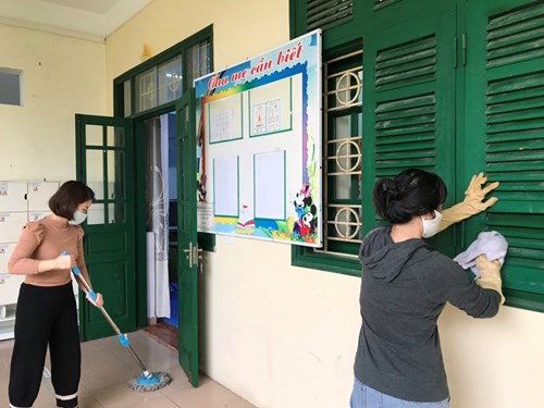 Tổng vệ sinh môi trường để chuẩn bị đón học sinh trở lại trường trong tình hình mới
