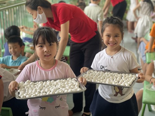 Các bé trường Mầm non Hoa Sen vui nặn bánh trôi nhân ngày Tết Hàn thực
