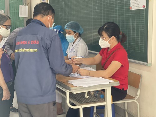  Đội quân áo đỏ  của trường Mầm non Hoa Sen tham gia hỗ trợ công tác tiêm Vắc xin phòng Covid-19