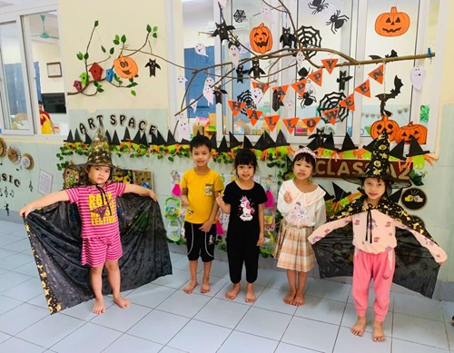 Các bé trường Mầm non Hoa Sen tham gia các hoạt động trong dịp Lễ hội Halloween 