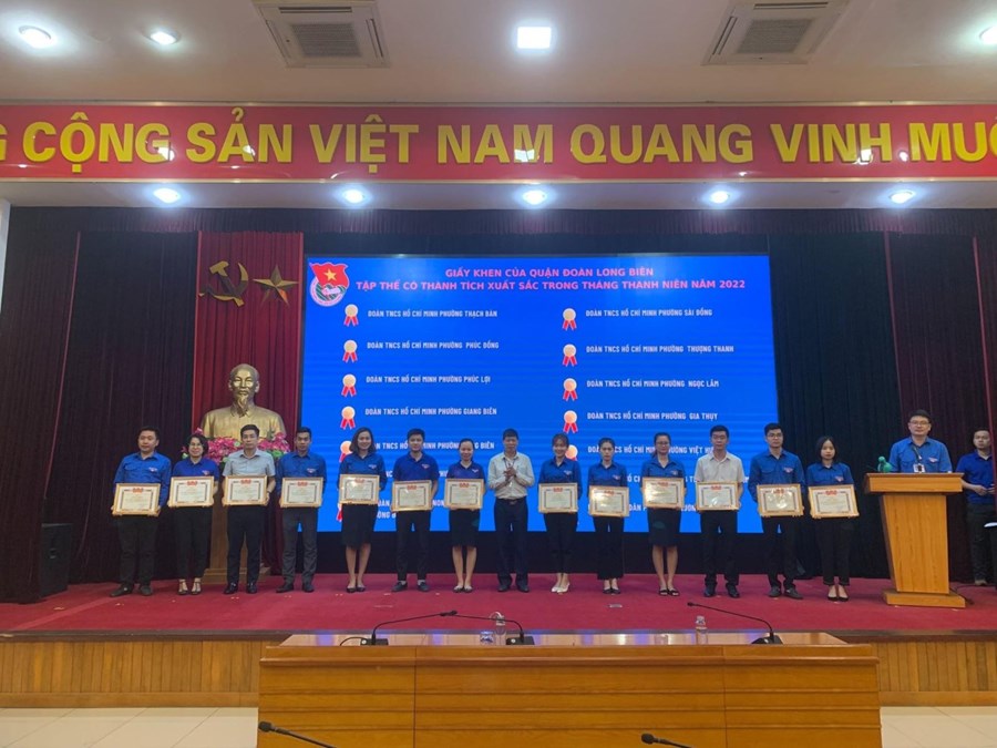 Đ/c Hà Thị Minh Thu - Bí thư chi đoàn (đứng thứ 4 từ bên phải sang) đại diện chi đoàn lên nhận giấy khen