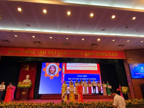Cô giáo Chu Thị Bích Ngọc - Phó hiệu trưởng vinh dự được Liên đoàn lao động quận Long Biên khen thưởng trong  Ngày hội ý tưởng sáng tạo 