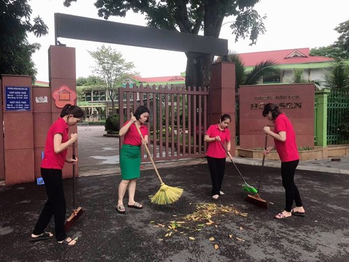 Trường Mầm non Hoa Sen tích cực tham gia tổng vệ sinh môi trường trên địa bàn phường Đức Giang