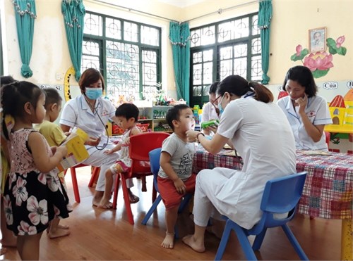 Tổ chức khám sức khỏe đầu năm học mới cho trẻ