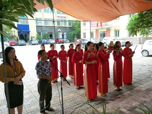 Trường MN Hoa Sen tổ chức viếng Đài tưởng niệm liệt sỹ và thăm hỏi gia đình chính sách nhân dịp kỷ niệm 70 năm ngày thương binh liệt sỹ