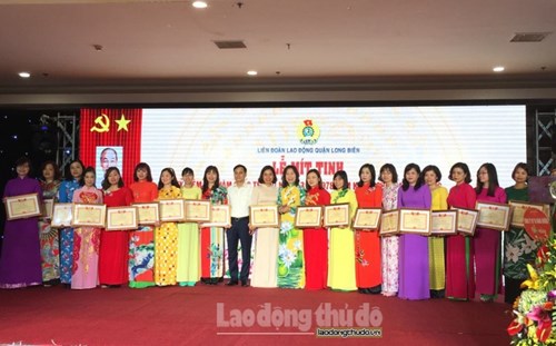 Cô giáo Trần Thị Phương được Liên đoàn lao động quận Long Biên tặng danh hiệu  Giỏi việc nước - Đảm việc nhà 