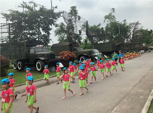 Các bé trường Mầm non Hoa Sen với những trải nghiệm thú vị tại Bảo tàng Phòng không - Không quân và Nhà hát Múa rối Việt Nam