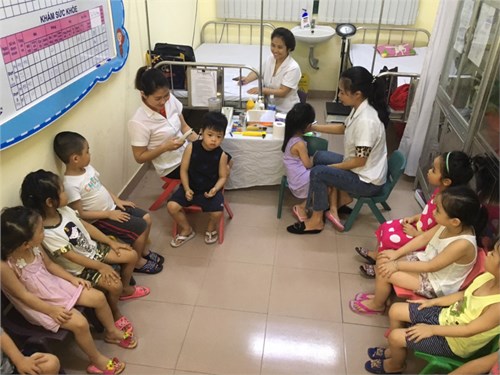 Trường mầm non Hoa Sen phối hợp với Trung tâm Y tế quận Long Biên tổ chức tư vấn, khám sàng lọc khiếm thính cho học sinh