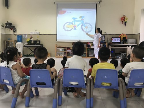 Các bé lớp mẫu giáo Bé C3 tham gia hoạt động Tạo hình Tô màu xe đạp.