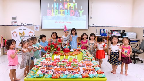 Lớp mẫu giáo C2 tổ chức mừng sinh nhật bạn Minh Dũng