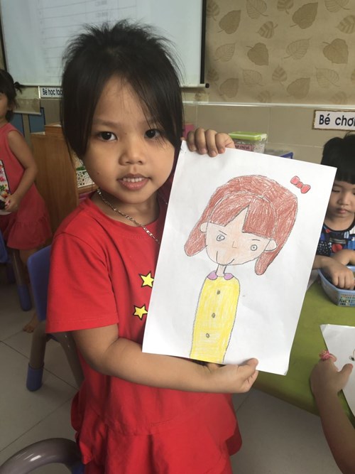 Các bé lớp mẫu giáo lớn A5 tỏ lòng hiếu thảo với mẹ qua hoạt động  vẽ chân dung mẹ của con 