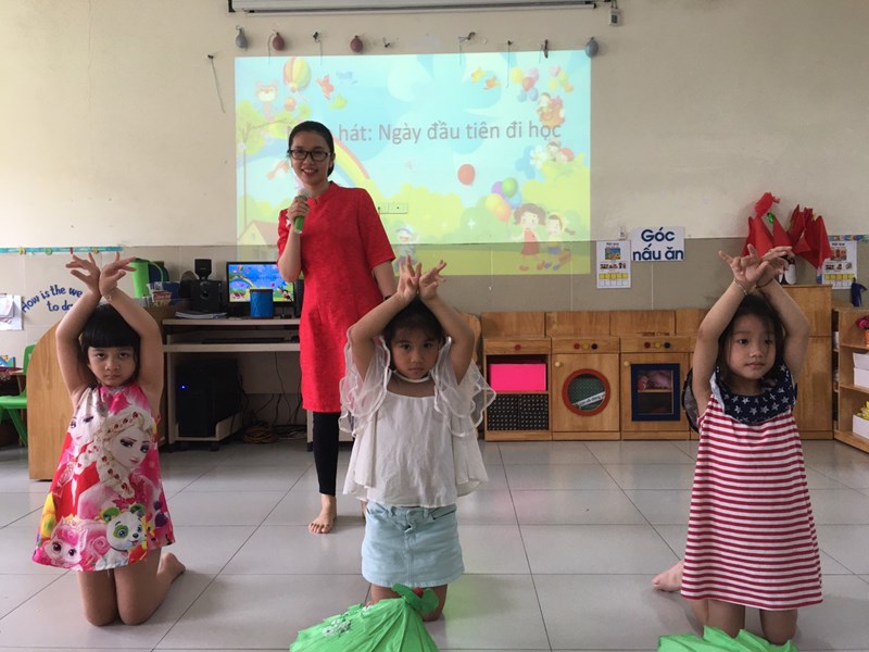 Mgla2 _hoạt động âm nhạc đề tài: dạy hát ”ngày vui của bé” 