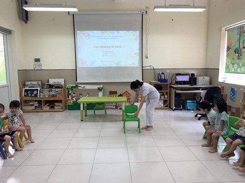 Hoạt động Dạy trẻ kỹ năng tự phục vụ bê ghế của các bé lớp mẫu giáo Bé C2