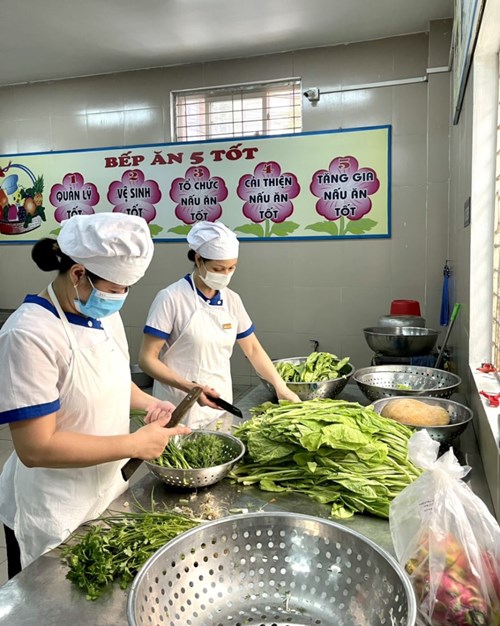 Nhân viên tổ nuôi dưỡng trường Mầm non  Đức Giang chuẩn bị bữa ăn cho trẻ tại trường