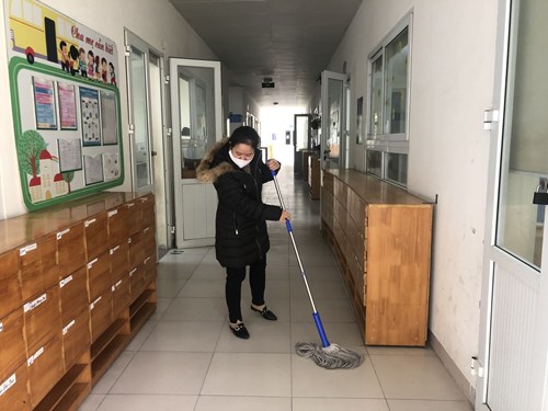 Trường MN Hoa Sữa duy trì công tác vệ sinh trường lớp sau tết Nguyên Đán
