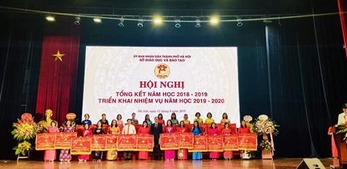 Trường Mầm non Hoa Sữa vinh dự đón nhận Cờ thi đua Đơn vị xuất sắc phong trào thi đua của thành phố Hà Nội năm học 2018-2019