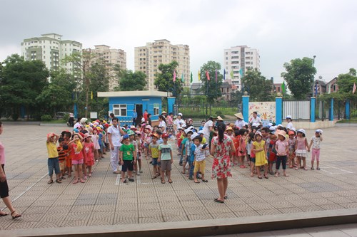 Trường mầm non Hoa Sữa tổ chức thăm trường tiểu học Đô Thị Sài Đồng