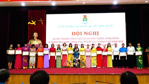 Cô giáo Nguyễn Thị Tuyết – Giáo viên Trường mầm non Hoa Sữa  được liên đoàn lao động quận Long Biên biểu dương, khen thưởng  “Gia đình công nhân viên chức lao động tiêu biểu” 