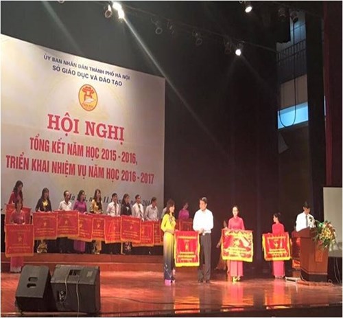 Đón nhận cờ thi đua xuất sắc của UBND Thành phố Hà Nội trong hội nghị tổng kết năm học 2015-2016 và triển khai nhiệm vụ trọng tâm năm học 2016-2017 của ngành GDĐT quận Long Biên.