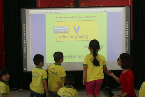 Lớp Mẫu giáo lớn A6 tổ chức cho trẻ làm quen chữ cái q, y
