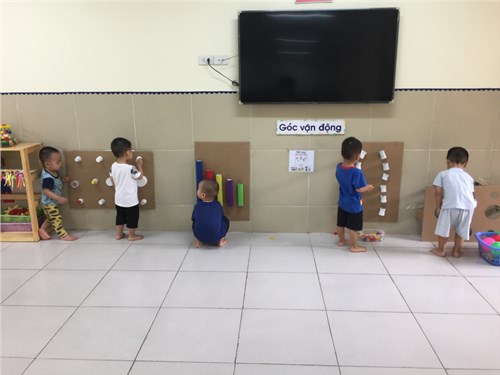 Các bé lớp d1 hào hứng tham gia hoạt động chơi góc