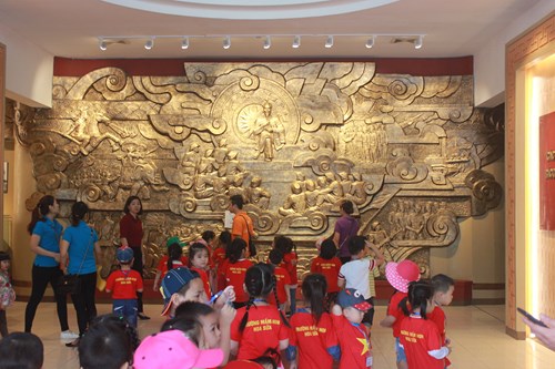 Trường Mầm non Hoa Sữa tổ chức tham Bảo tàng quân sự lịch sử Việt Nam và Nhà hát múa rối Việt Nam