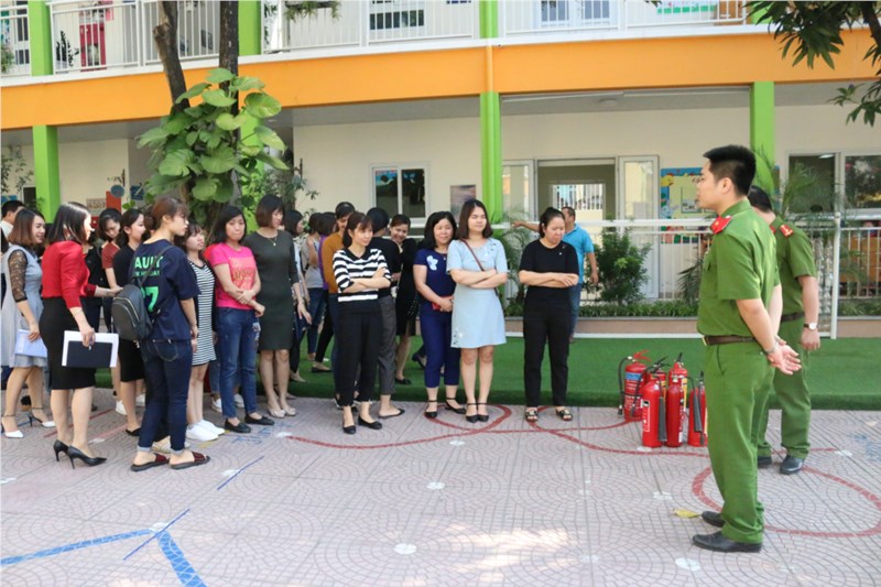 Ngày 03/11/2018 Trường mầm non Hoa Sữa tổ chức tập huấn phòng cháy chữa cháy.