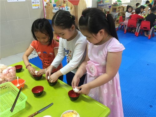 Các bé lớp mẫu giáo lớn A1 tổ chức hoạt động hướng dẫn các con chuẩn bữa ăn sáng.