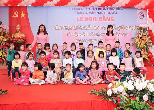Các bé lớp MGN B5 mừng ngày nhà giáo Việt Nam