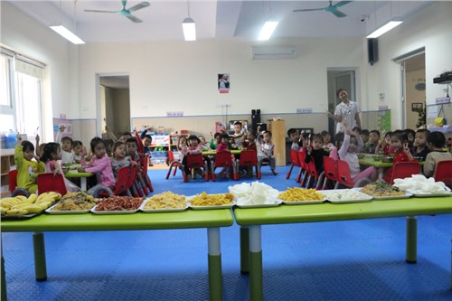 Trường mầm non hoa sữa tổ chức tiệc buffet cho trẻ