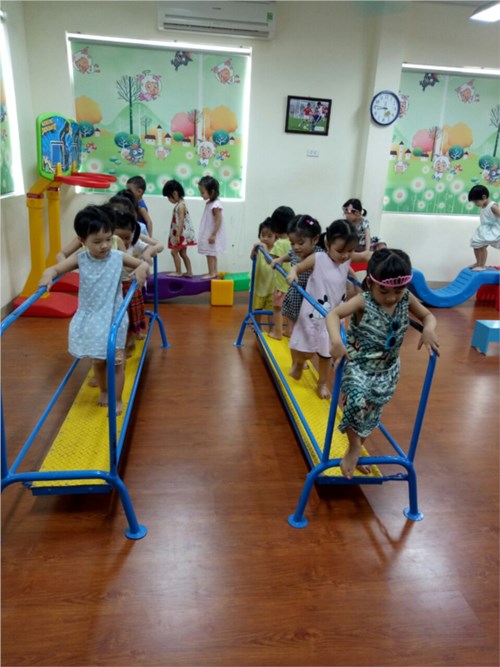 Các bé lớp  mẫu giáo bé c5 tham gia hoạt động tại phòng thể chất
