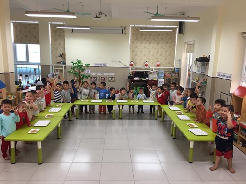 Lớp C1 tổ chức cho trẻ thực hành nặn bánh trôi ngày Tết hàn thực 