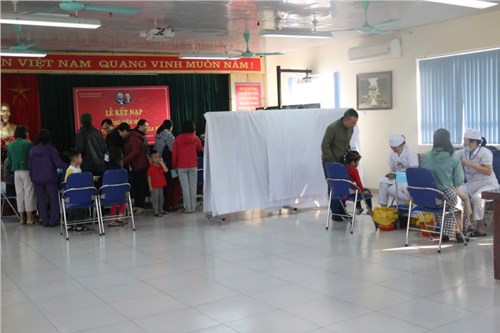 Trường mầm non Sữa phối hợp với trạm Y tế phường Sài Đồng tổ chức chiến dịch tiêm chủng mở rộng Vắc xin Sởi -Rubella cho trẻ 2-5 tuổi đang học tại trường.