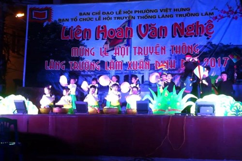 Các bé lớp mẫu giáo lớn trường MN Hoa Thủy Tiên tham gia biểu diễn tại hội làng Trường lâm