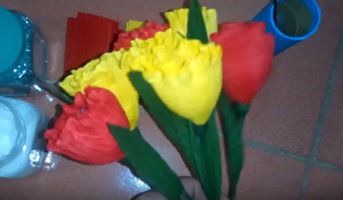 Đồ chơi tự tạo:Cách làm hoa tuylip bằng giấy nhún