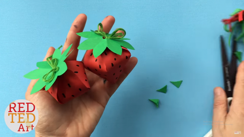 Đồ chơi tự tạo: Cách làm hộp quà dâu tây nhỏ xinh và đơn giản bằng giấy